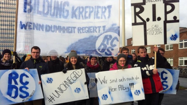 RCDS und JU demonstrieren für eine bessere finanzielle Ausstattung der Hochschulen. RCDS und JU demonstrieren für eine bessere finanzielle Ausstattung der Hochschulen.