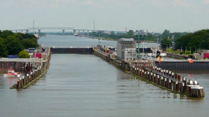 Nord-Ostsee-Kanal, Schleusen in Brunsbüttel