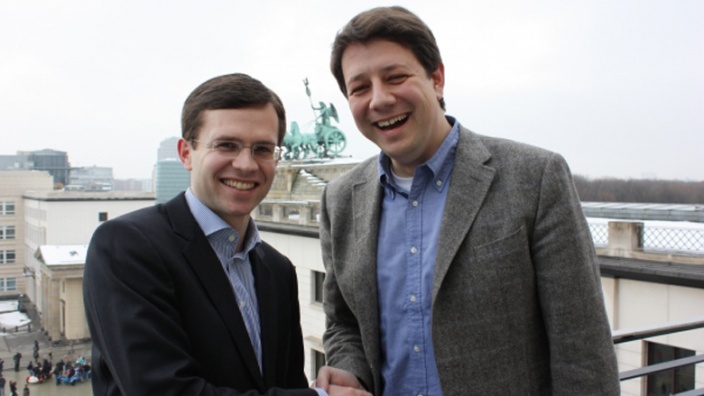 Unser Bundesvorsitzender Philipp Mißfelder gratuliert Nicolas Sölter zu seiner Aufnahme in den Bundesvorstand.